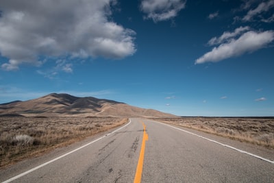 蓝天下道路的选择性聚焦照片